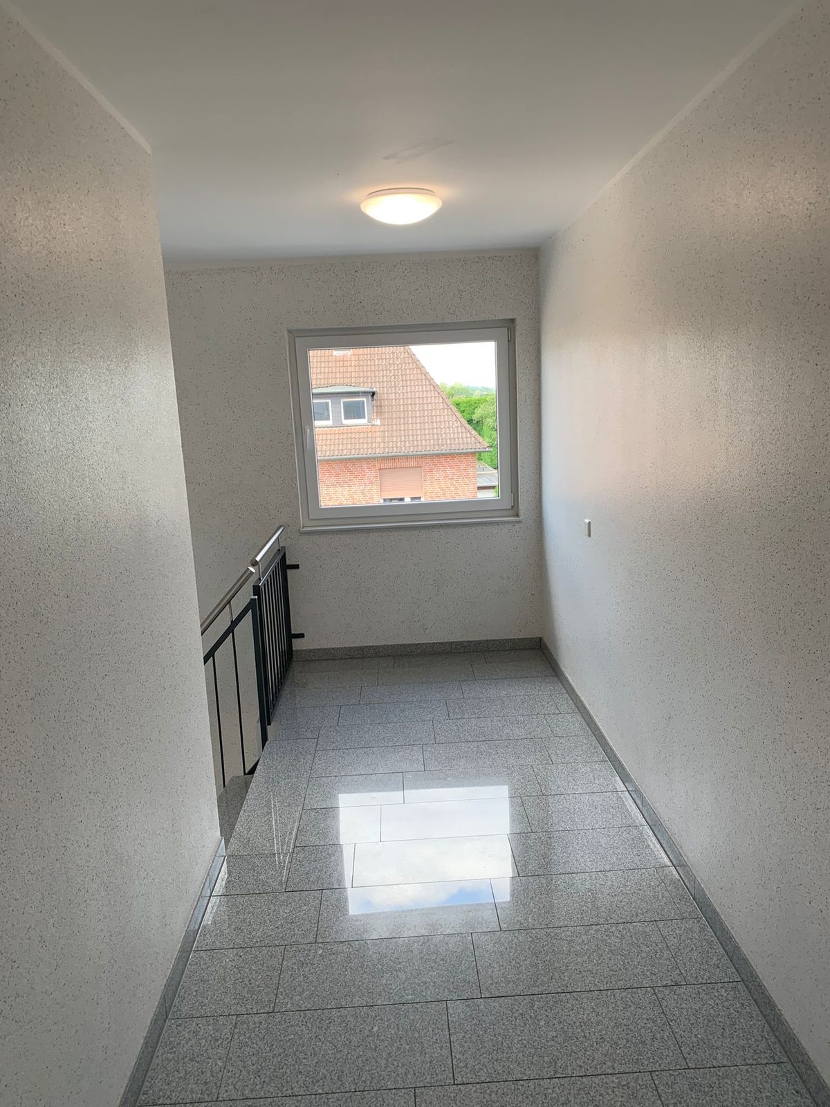 Mitarbeiter der M&T Gebäudereinigung bei der Arbeit am Fenster